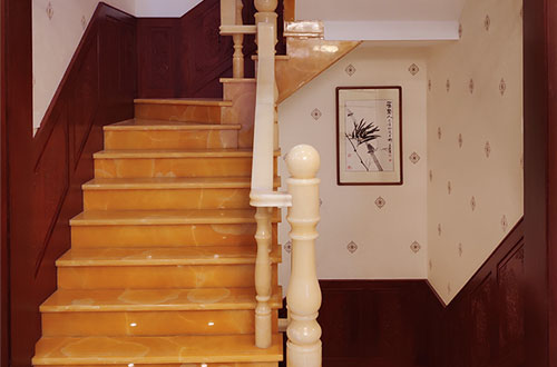 泽普中式别墅室内汉白玉石楼梯的定制安装装饰效果